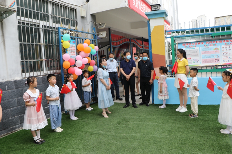 上级领导莅临潢川一小幼儿园开展“六一”慰问活动3.JPG