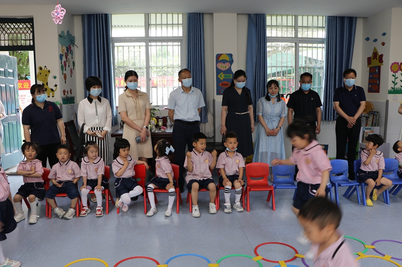 上级领导莅临潢川一小幼儿园开展“六一”慰问活动7.JPG