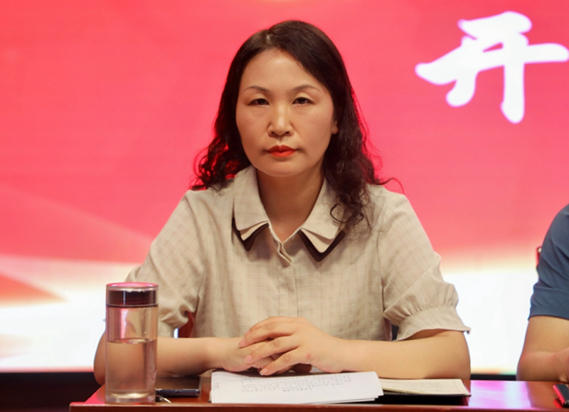 办公室主任张宏丽主持会议.jpg