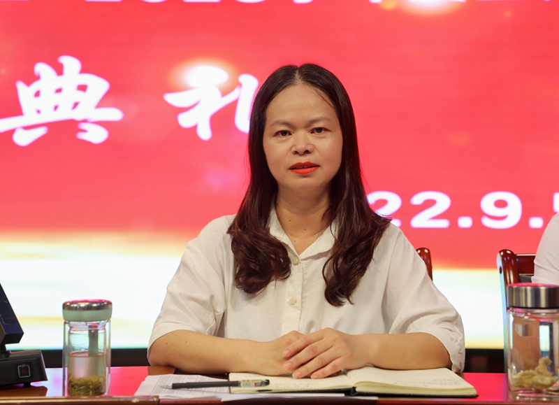 副校长黄瑛萍宣布分工.jpg