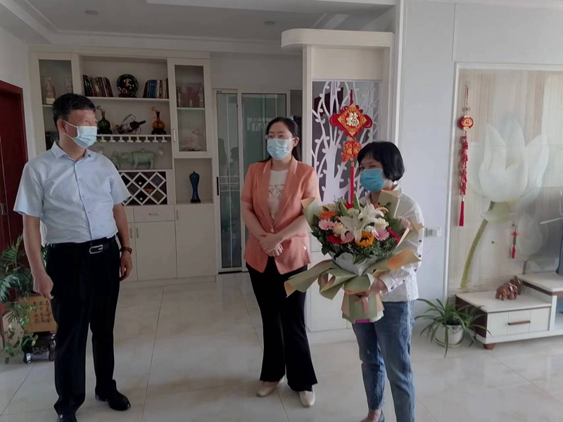 县领导慰问我校优秀教师徐云.jpg 县领导慰问我校优秀教师徐云.jpg