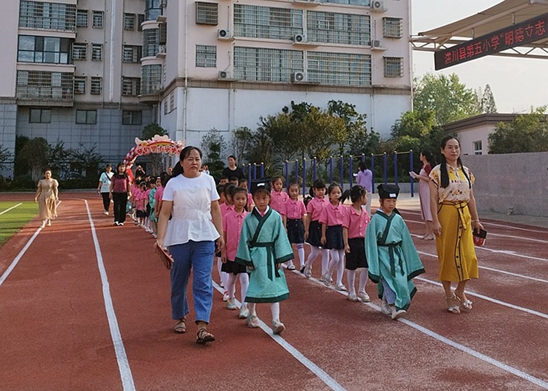 迈步启智门.jpg