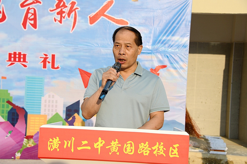 副校长杨国志宣读获奖学生名单.jpg 副校长杨国志宣读获奖学生名单.jpg