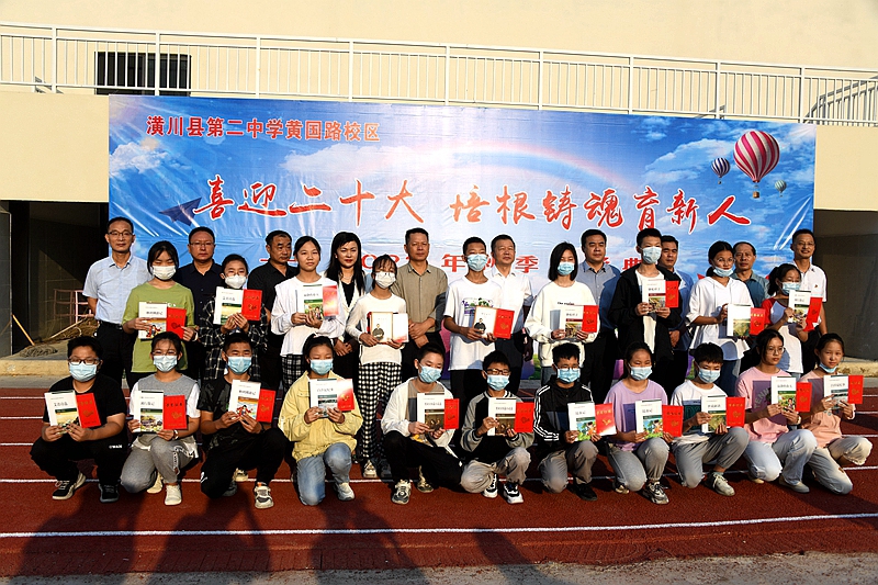 校领导同获奖学生合影.jpg 校领导同获奖学生合影.jpg