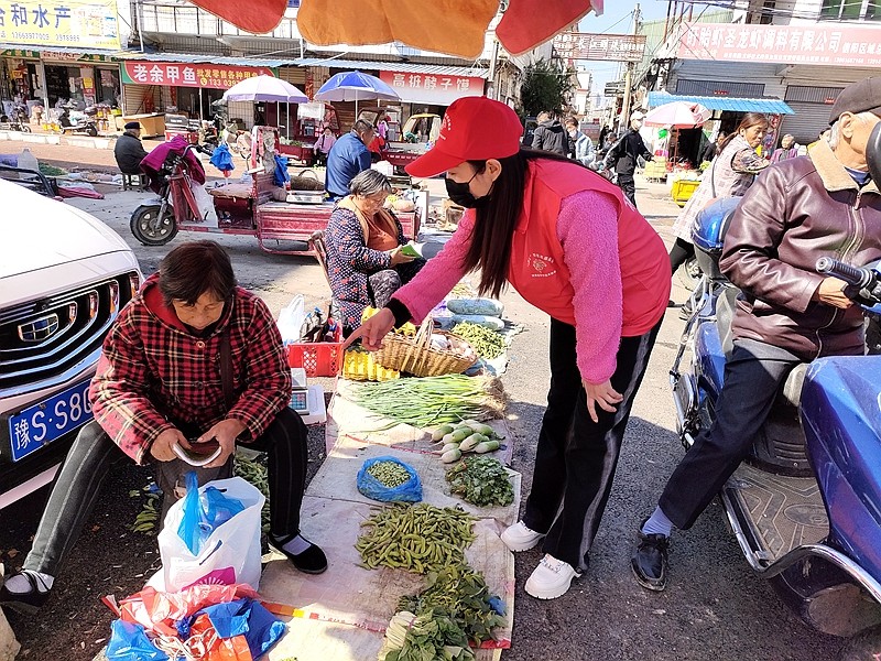 i科普科技志愿者向菜农宣传.jpg