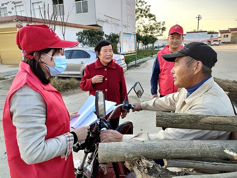 i科普科技志愿者向群众宣传防震减灾知识.jpg