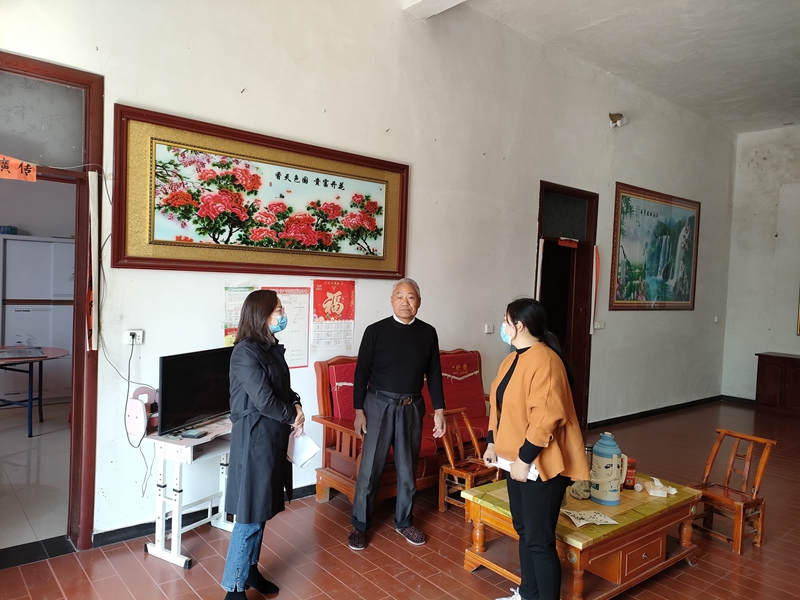 5、入户走访脱贫户.jpg 5、入户走访脱贫户.jpg