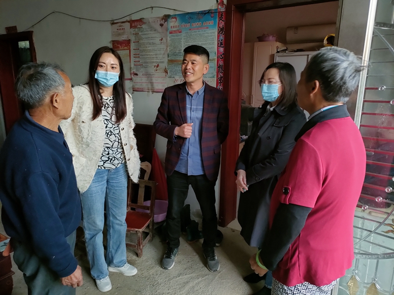 7、入户走访脱贫户.jpg 7、入户走访脱贫户.jpg
