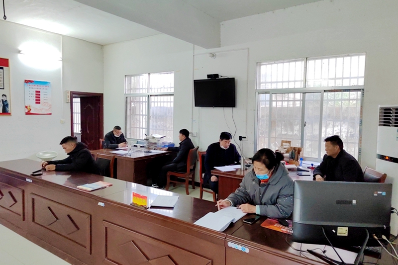 村部收听收看疫情防控培训会.jpg 村部收听收看疫情防控培训会.jpg