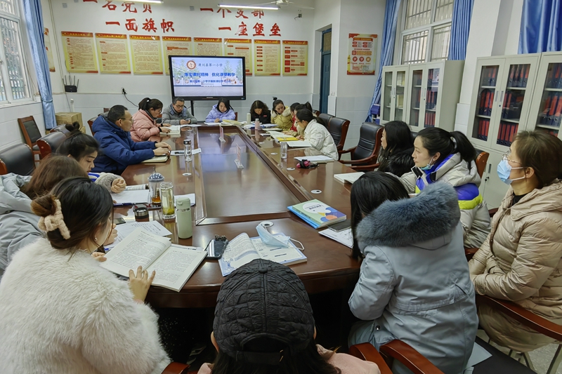 潢川一小学习新课标通讯稿1.jpg