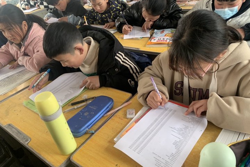 学生填写测评卷.jpg 学生填写测评卷.jpg