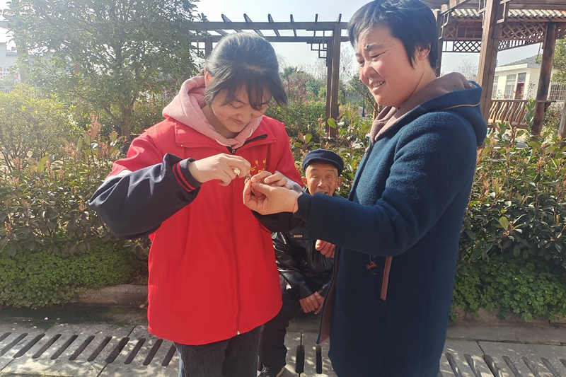 志愿者为老人剪指甲.jpg 志愿者为老人剪指甲.jpg