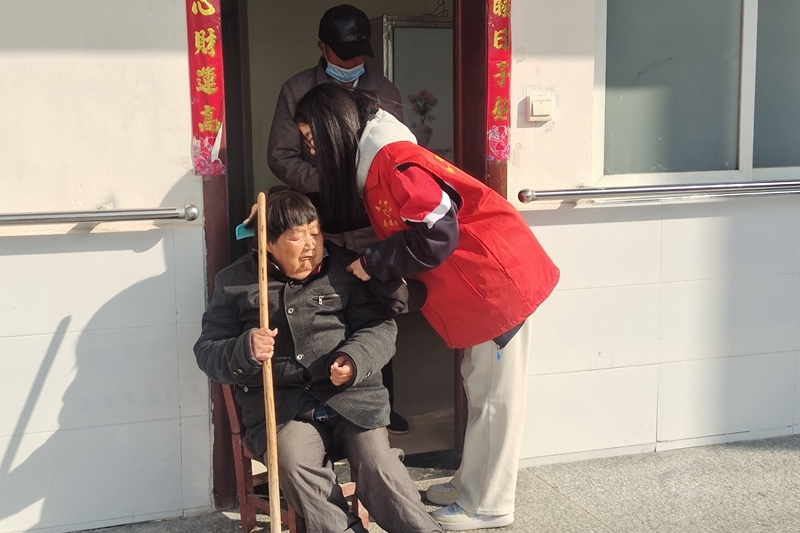 志愿者为老人梳头发.jpg 志愿者为老人梳头发.jpg