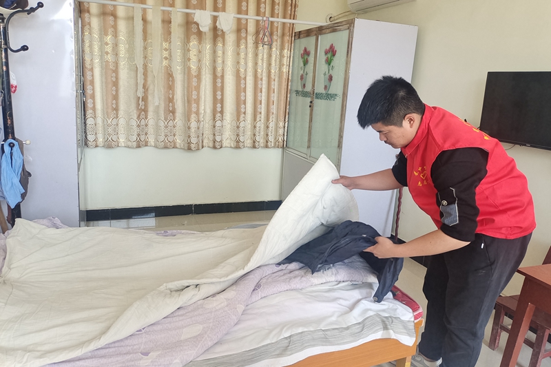 志愿者为老人整理内务.jpg 志愿者为老人整理内务.jpg