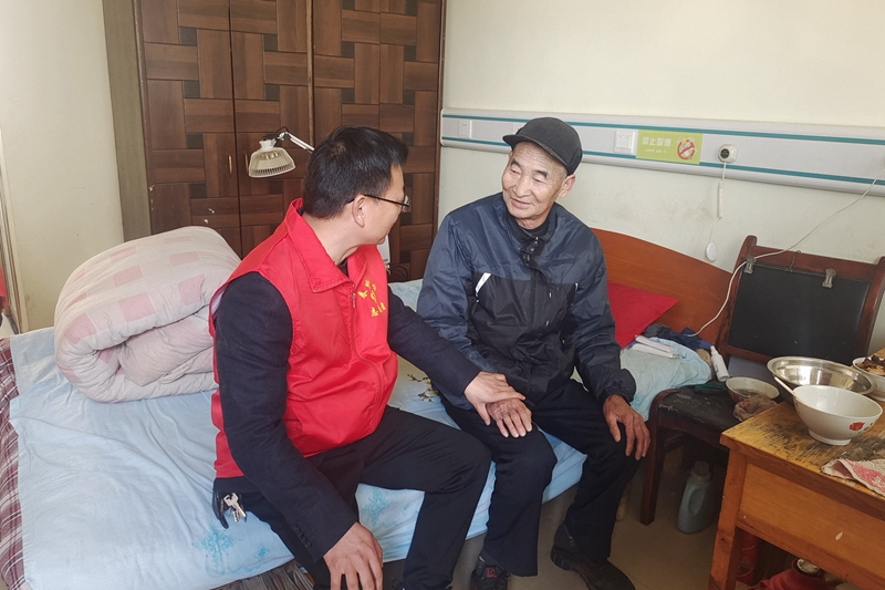 志愿者与老人亲切攀谈.jpg 志愿者与老人亲切攀谈.jpg
