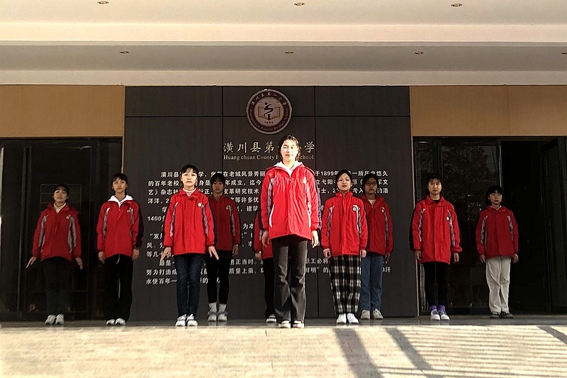 手语舞.jpg