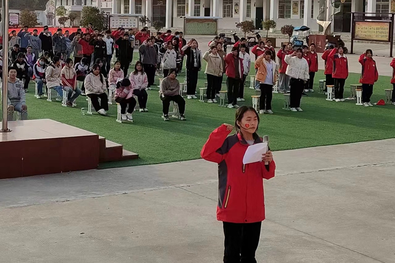 学生进行宣誓.jpg 学生进行宣誓.jpg