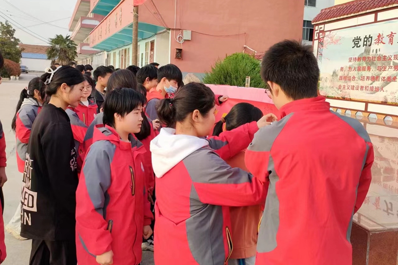 学生签名现场.jpg 学生签名现场.jpg