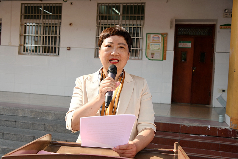 逸夫小学校长周卫致辞.JPG