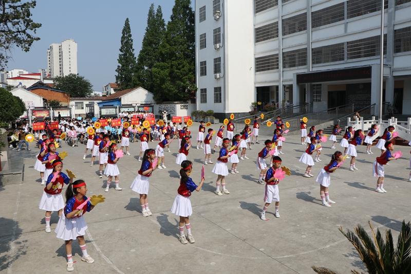 潢川一小举行第七届校园体育文化艺术节开幕式8.JPG