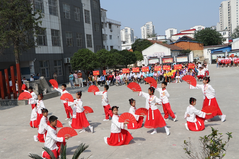 潢川一小举行第七届校园体育文化艺术节开幕式14.JPG