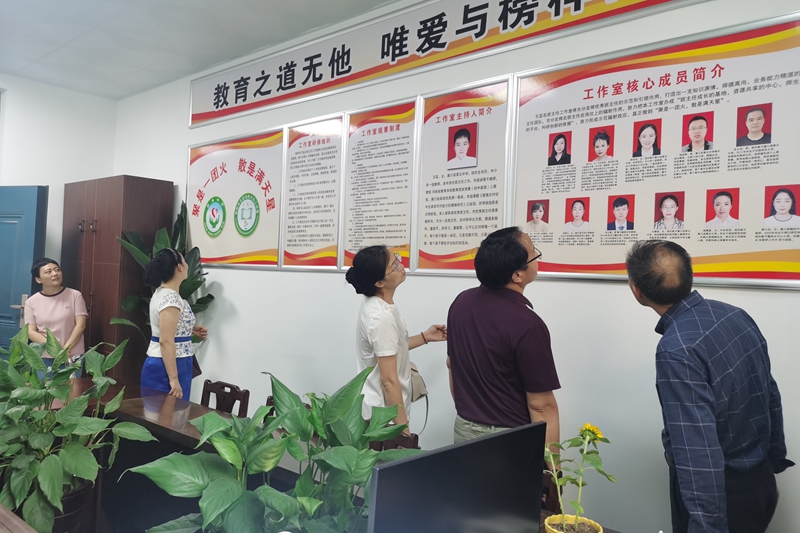 专家组实地查看2.jpg