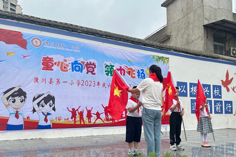 杨校长为新建中队旗手授中队旗.jpg 杨校长为新建中队旗手授中队旗.jpg