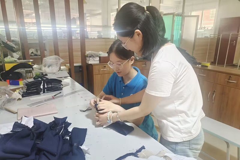 图为实践队员来到乡镇扶贫车间,与工人深入交流,了解生产技艺.jpg