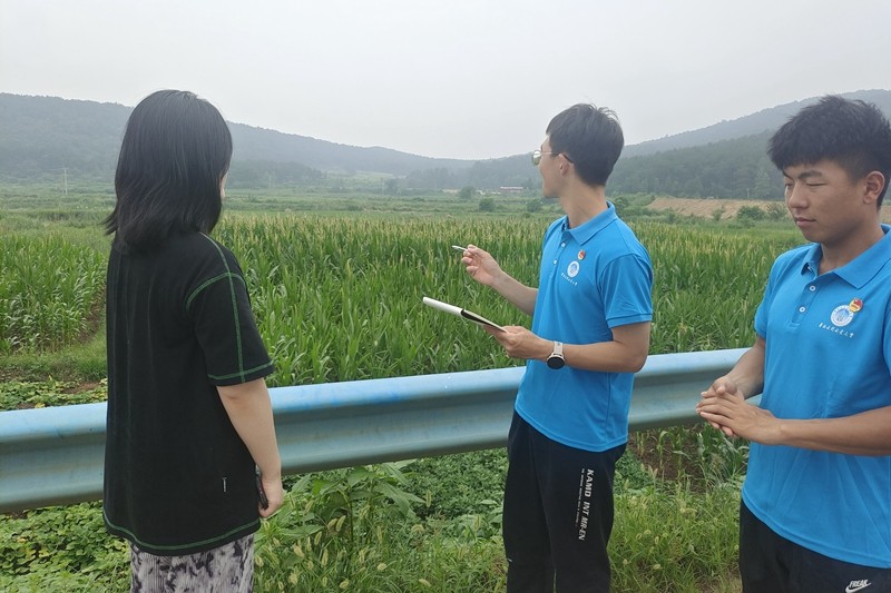 图为实践队员深入田间地头,了解农户脱贫攻坚成效.jpg