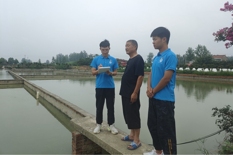 图为实践队员走访脱贫攻坚模范户,调研甲鱼养殖情况.jpg