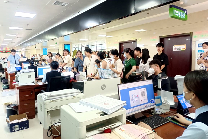 图二:领取现场.jpg 图二:领取现场.jpg
