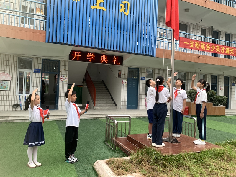 升旗仪式.jpg 升旗仪式.jpg