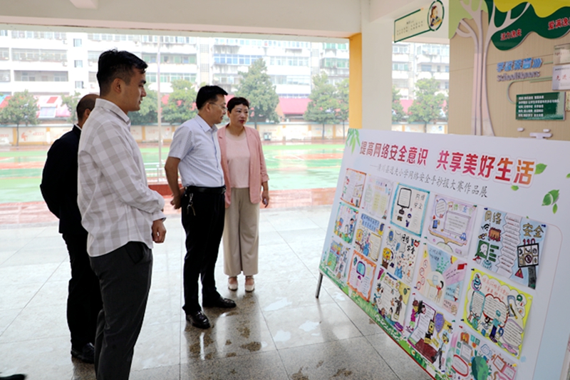 参观作品展...JPG