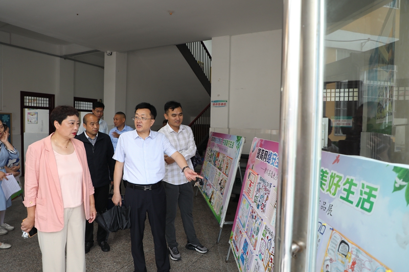 参观作品展.jpg 参观作品展.jpg