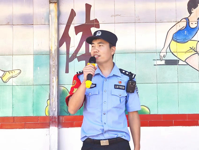 3徐警官讲话.jpg 3徐警官讲话.jpg