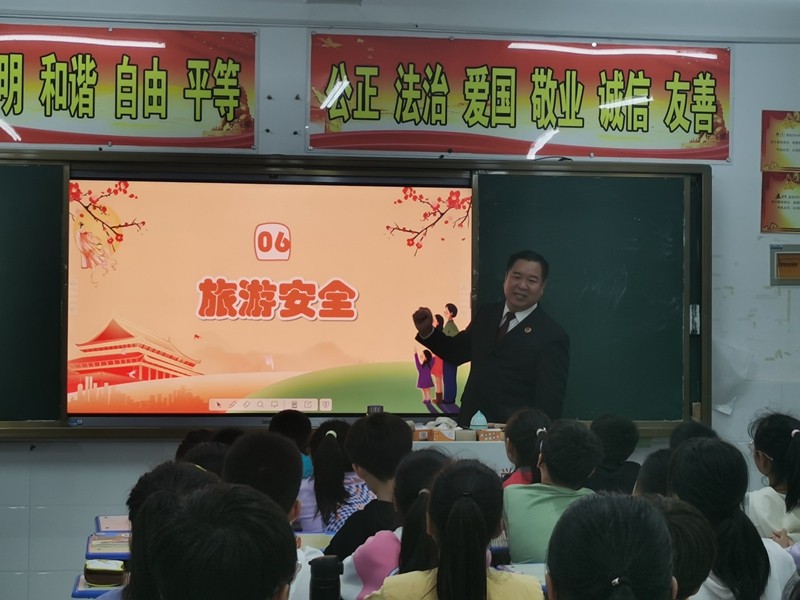 五小法治副校长徐士坤深入学校开展双节假期前安全教育活动.jpg