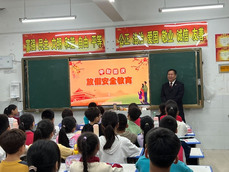五小法治副校长徐士坤深入学校开展双节假期前安全教育活动1.jpg