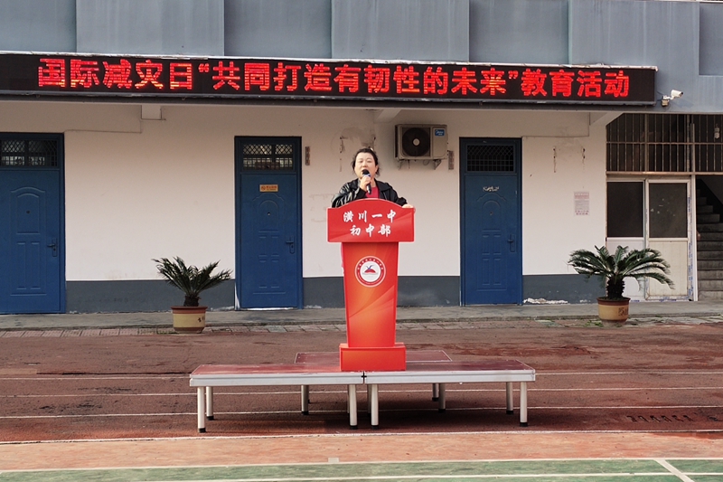 杨静.jpg 杨静.jpg