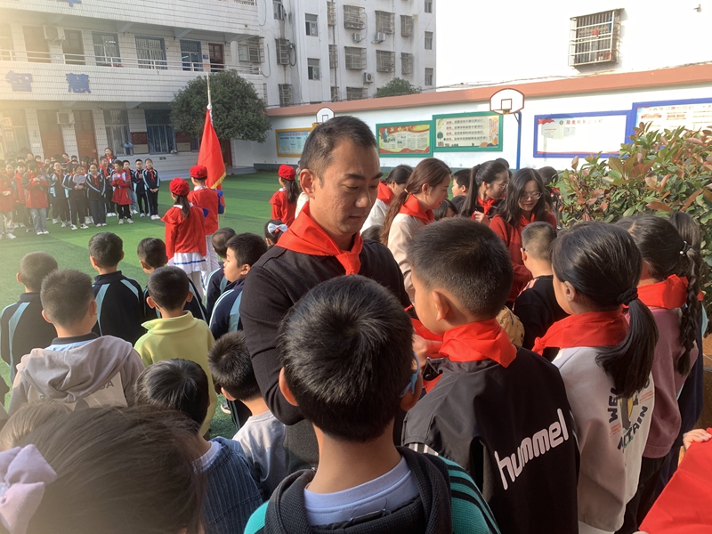 校领导为新队员佩戴红领巾 (2).jpg 校领导为新队员佩戴红领巾 (2).jpg