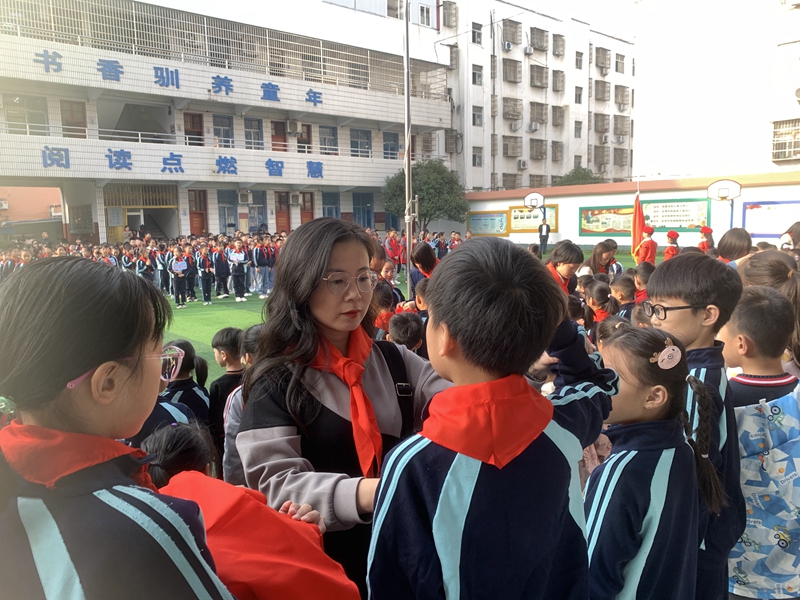 校领导为新队员佩戴红领巾.jpg 校领导为新队员佩戴红领巾.jpg