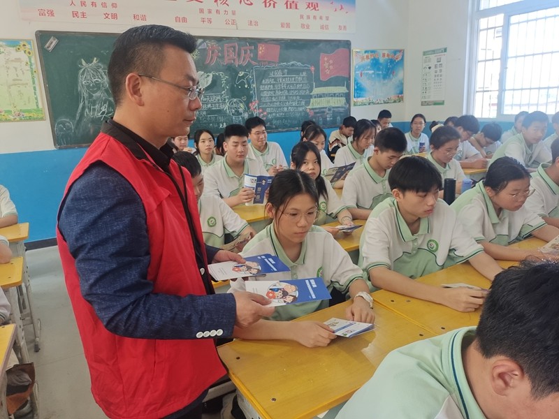 春申中学志愿者发放宣传册.jpg
