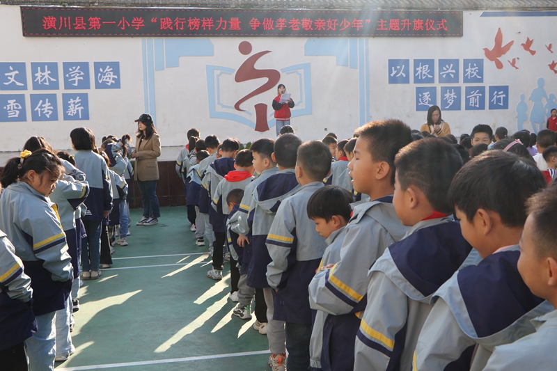 张亦歆同学国旗下演讲.jpg 张亦歆同学国旗下演讲.jpg