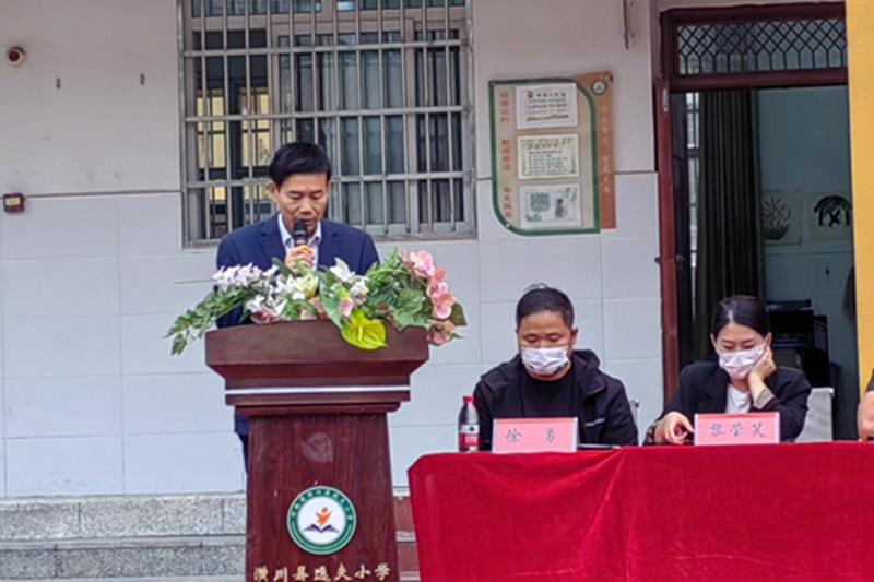 支部书记丰国献宣读《家长委员会章程》.jpg 支部书记丰国献宣读《家长委员会章程》.jpg