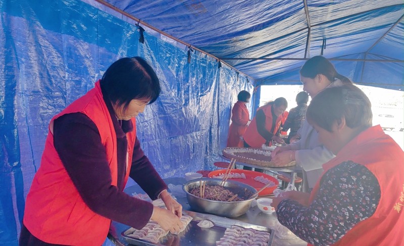 志愿者包饺子.jpg