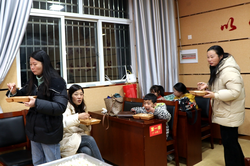 潢川县第一小学开展“爱在冬至 情暖校园”冬至包饺子活动5.JPG