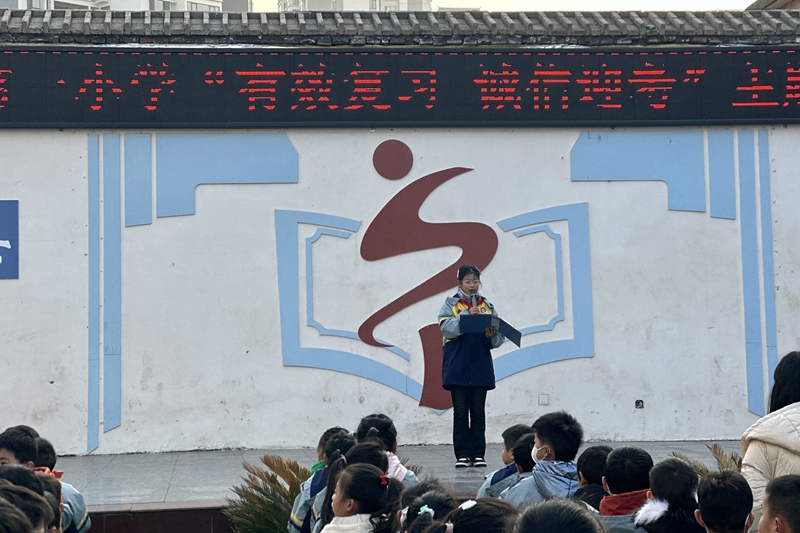 主持人.jpg 主持人.jpg