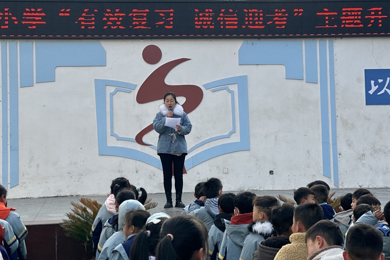 胡汉华老师国旗下讲话.jpg 胡汉华老师国旗下讲话.jpg