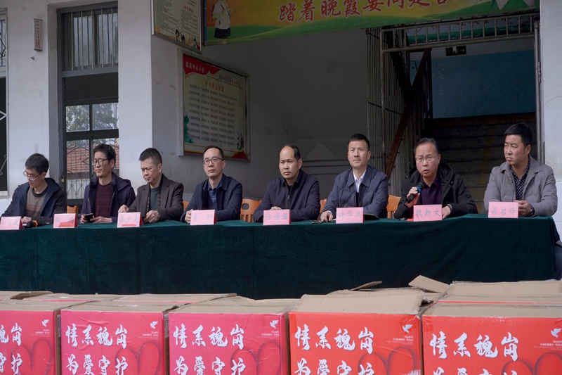 “情系魏岗 为爱守护”潢川县魏岗中心小学爱心校服捐赠发放仪式2.jpg “情系魏岗 为爱守护”潢川县魏岗中心小学爱心校服捐赠发放仪式2.jpg