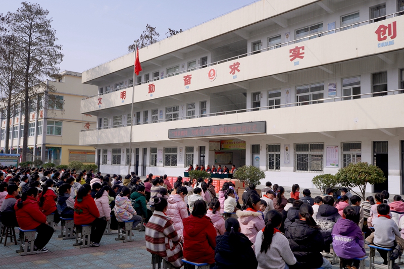 “情系魏岗 为爱守护”潢川县魏岗中心小学爱心校服捐赠发放仪式1.jpg “情系魏岗 为爱守护”潢川县魏岗中心小学爱心校服捐赠发放仪式1.jpg