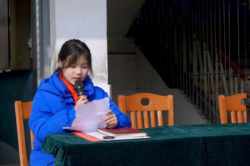 “情系魏岗 为爱守护”潢川县魏岗中心小学爱心校服捐赠发放仪式5.jpg
